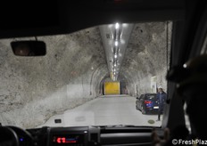 Der Zugang ist für Laster geeignet um Äpfel abzuladen, aber auch für Autos und Busse