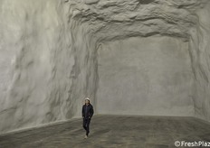 Mensch zum Größenvergleich. Die Räume sind gut 11 Meter hoch.