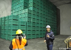 Die Kisten sind bis zur Decke gestapelt.