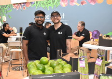 Sirrwin Raj und Luis Nuñez am Stand der beiden Partnerunternehmen Atlantic Fruit und ElbeFruit.