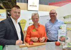 Andrei Lozan und Sabine Fey von Artevos stellen gemeinsam mit Johannes Feldmann von CDB Rootstock aus.