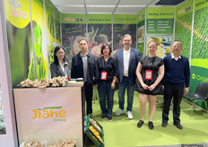 Das Team von Jiahe Food mit Ralf und Johanna Settels.