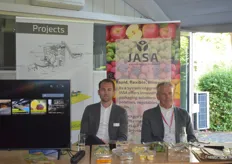 Tom Joosten und Ruurd Schut stellten verschiedene Produkte von JASA Packaging vor Ort vor.