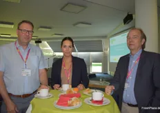 Markus Hensgen und Juliane Weinmann von der QS Fachgesellschaft Obst-Gemüse-Kartoffeln GmbH mit Kaasten Reh