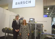 Frank Lindenstruth und Nadine Barsch von Barsch GmbH & Co KG präsentierten die Flowpack-Maschine für Zellulose-Verpackungen. "Unsere Maschine zeigt, dass plastikfreies Verpacken nicht zwangsläufig mit einer Großinvestition einhergeht", so Nadine Barsch.
