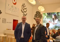 Dieter Heerklotz (Sachsen Obst) und Lars Viertel (Saale Obst) am Stand der VEOS. Seit nunmehr 25 Jahren übernimmt die VEOS für die beteiligten Erzeugerbetriebe in Sachsen, Sachsen-Anhalt und Brandenburg das komplette Marketing und den Vertrieb.