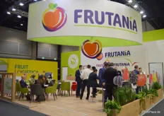Am bunten Stand im Eingangsbereich der Halle 25 stellten außer der Mutterfirma ebenfalls die Tochterunternehmen Frutania Logistik sowie Fruitfels GmbH aus.