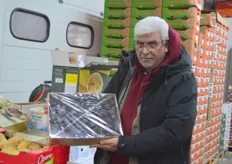 Göksel Keser ist Ein- und Verkäufer der Yesil GmbH. Im Bild zeigt er die israelischen Medjoul-Datteln, die während der Ramadanzeit besonders gefragt seien.