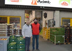 Der Stand des Lebensmittelgroßhandels Maxime. Geschäftsführer Sükrü Karahan (links) zusammen mit einem Mitarbeiter.
