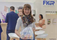 Denise Martha von FKuR zeigt einen Bio-Flex Beutel aus wiederverwendetem Kunststoff. Das Unternehmen hat sich auf die Herstellung von biologisch abbaubarem Kunststoff bzw. Granulat spezialisiert. Aus diesem nachhaltigen Rohstoff werden u.a. Obst- und Gemüsebeutel hergestellt.