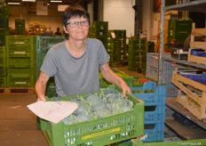 Frau Luithe von der Gärtnerei Ehmer-Luithle UG zeigt kleinkalibrigen Brokkoli aus eigenem Anbau