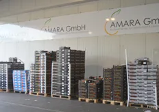 Aufgestapelte Paletten am Stand der Amara GmbH