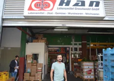 Ein Mitarbeiter der Han GmbH am Großmarktstand