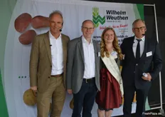 v.l. RWZ-Vorstandsvorsitzeder Christoph Kempkes, Karl-Josef Dammer (Weuthen), die amtierende Rheinische Kartoffelkönigin und Weuthen-Chef Ferdi Buffen.