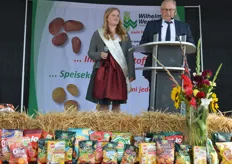 Die amtierende Kartoffelkönigin und Weuthen-Chef Ferdi Buffen begrüßen das Publikum. In diesem Jahr verzeichnete das Veranstalterteam einen neuen Besucherrekord.