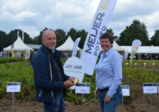 Klaas Wijnholds von Emsland-Stärke GmbH im Gespräch mit Hanja Slabbekoort von Meijer Potato. Im Vordergrund stand die Mehrzwecksorte Lady Jane, die im Einzugsgebiet von Weuthen bereits großflächig angebaut wird.