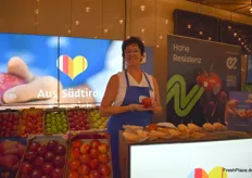 Birgit Lückert (pepp foodmarketing GmbH) präsentiert Äpfel aus Südtirol