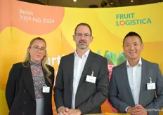 Rita Schönberg, Kai Mangelberger und Xiang Zhi von der Fruit Logistica