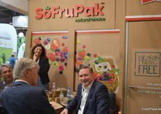 Adam Sikorski des polnischen Verpackungslieferanten SoFruPak im Gespräch mit Kunden. 