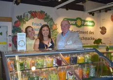 Alisa Flick von foodij am Gemeinschaftstand mit Produktmanagerin Alicia Cramer und Georg Funken von der Heinz Funken GmbH & Co. KG