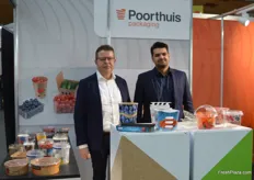 Dinant van Acquoy und Dahoud Bokharai von Poorthuis Packaging. Das niederländische Unternehmen führt ein breites Angebotsspektrum an Obst- und Gemüseverpackungen und fährt dabei zweigleisig. Denn es werden sowohl Papier- und Papplösungen als auch Kunststoff-Varianten angeboten. 