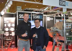 Jasper Slaghekke von Sismatec begrüßt seinen Branchenkollegen Massimo Bellotti am Stand. 