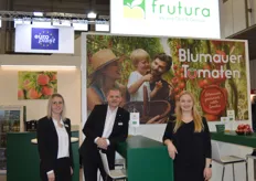 Frutura hat sich im Laufe der Jahre zum führenden Obst- und Gemüseproduzenten Österreichs entwickelt. Das Unternehmen betreibt u. a. ein mittels Geothermie beheiztes Gewächshaus in Bad Blumau. Im Bild: Frutura-Chefin Katrin Hohensinner (r) und Team.