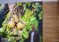 Jörg Renatus am bunten Stand des Kartoffelzüchters Europlant GmbH