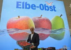 Jens Anderson von Elbe-Obst zeigt die neueste Apfelinnovation namens Bloss.