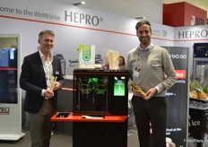 Christoph Wolter und Philipp Haupt präsentierten die SB-Spargelschälmaschine „spargel to go". Das Verfahren wurde für den erstmaligen Technology Innovation Award FLIA 2024 nominiert.