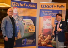 ANCI SAS / Claf + Folie hat einen leichten und nachhaltigen Carry-Fresh Beutel für den Kartoffelsektor entwickelt. Im Bild: Harry Albus und Yoshihiko Usawa