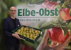 Jens Anderson von DOSK/Elbe Obst zeigt Altländer Xenia-Birnen in Bio-Qualität.