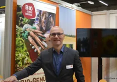 Steffen Mucha ist der stolze Geschäftsführer der vor wenigen Jahren gegründeten Bio-Gemüse Regional AG. Das Unternehmen vermarktet die regional erzeugten Bio-Erzeugnisse wie Zwiebeln, Kartoffeln und Wurzelgemüse an Abnehmer in den Bereichen Handel und Industrie.