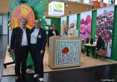 Ernst Weber (l) ist die treibende Kraft hinter dem erfolgreichen Naturkostlieferanten mit Sitz in München. Hier posiert er zusammen mit seiner Kollegin Pauline Schmidt.