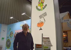 Ronald van Marlen mit 'Teddy Tomaat' am Stand von NaNa Bio