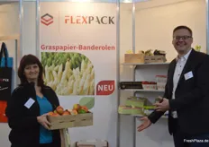 Conny Stadtfeld und Tobias Kärstvon FPS Flexpack. Das Unternehmen debütierte auf der diesjährigen Fruchtwelt und präsentierte u. a. Graspapier-Banderolen.