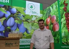 Matthias Kiefer von Kiefer Obstwelt. Das Familienunternehmen produziert u. a. Zwetschgen, Aprikosen und Kiwis, tritt aber auch als Branchenzulieferer auf.