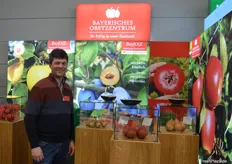 Gerhard Neumüller vom Bayerischen Obstzentrum neben der Birnensorte Alessia