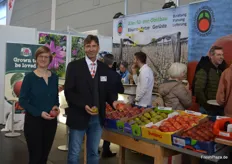 Lisa Kloke (BVEO) und Dr. Egon Treyer (Geschäftsführer der Marktgemeinschaft Bodensee-Obst e.G.) am gut besuchten MaBo-Stand.