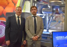Finis und Eillert. René Bannink und Wouter van Raaij. Sie zeigten die Vision Vierendeel-Maschine für Kartoffeln. Die Maschine wurde 2001 von Finis entwickelt. Die Maschine kann für eine Vielzahl von Schneidevorgängen eingesetzt werden.