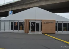 Trotz eines großen Standes in Halle 8 stand Multivac ein zusätzliches Zelt außerhalb des Messegebäudes zur Verfügung, um Kunden und Mitarbeiter zu empfangen.