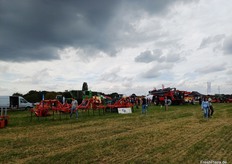 Blick auf das Außengelände mit Land- und Rodetechnik
