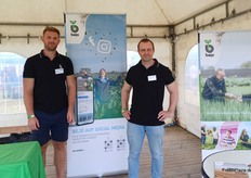 Michel Eising und Julian Melcher von Bejo Samen präsentierten u. a. die Hysoon, eine frühe Rijnsburger Zwiebel, die sich steigender Beliebtheit erfreut.