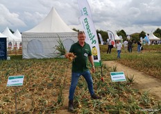 Hartmut Kronsbein von Hazera vertrat das namhafte Züchtungsunternehmen auch in diesem Jahr im Zwiebeldemofeld. Im Vordergrund stand die Sorte Bellesco, ein Amerikaner-Typ mit guter Mehltau-Resistenz.