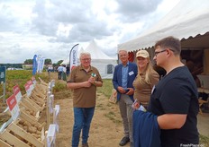 André Teckelenburg von HZPC Germany im Gespräch mit einigen Besuchern