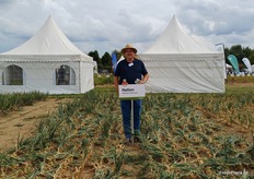 Andreas Giese zeigt die Sorte Nation, eine frühe Zwiebel, die sich besonders für den Anbau auf Sandböden eignet.