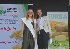 Die amtierende Rheinische Kartoffelkönigin Nina Naebers (l) aus Wachtendonk und Maria Kerres Halcour, Nachfolgerin von Karl-Josef Dammer in der Geschäftsführung der Weuthen GmbH.