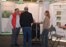 Informationsaustausch am Stand des Jungpflanzenbetriebs Kraege.