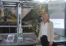 Ruth Giese von Ant Robotics vor dem autonomen Kistentransporter, der bereits auf vielen Beerenobstbetrieben zum Einsatz kommt.