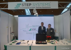 Marian Karlovic (l) mit einem Kollegen der GKL am Stand der Step Systems GmbH.